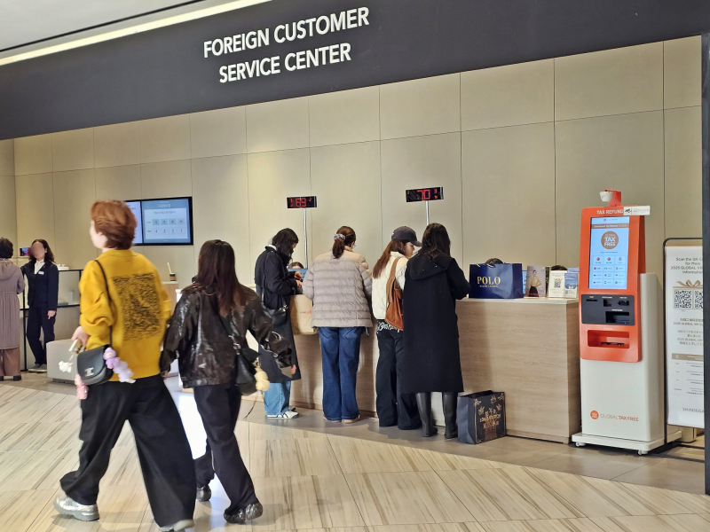 ▲백화점-몰 연결통로 외국인 데스크 전경 (사진제공=신세계백화점 부산 센텀시티점)