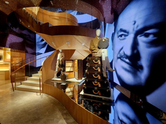 ▲28일 신세계백화점 본점 더 리저브(옛 본관)에 위치한 ‘루이비통 비저너리 저니’ 1층에서 2층으로 이어지는 계단 뒤로 미디어 아트월이 보이고 있다. (사진=정영인 기자 oin@)