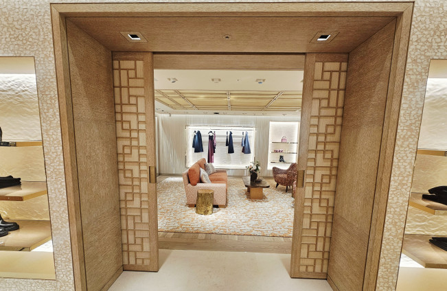 ▲28일 신세계백화점 본점 더 리저브(옛 본관)에 위치한 ‘루이비통 비저너리 저니’ 2층 VIC 룸 입구에 한국의 전통문인 만자문을 본 딴 문이 보이고 있다. (사진=정영인 기자 oin@)