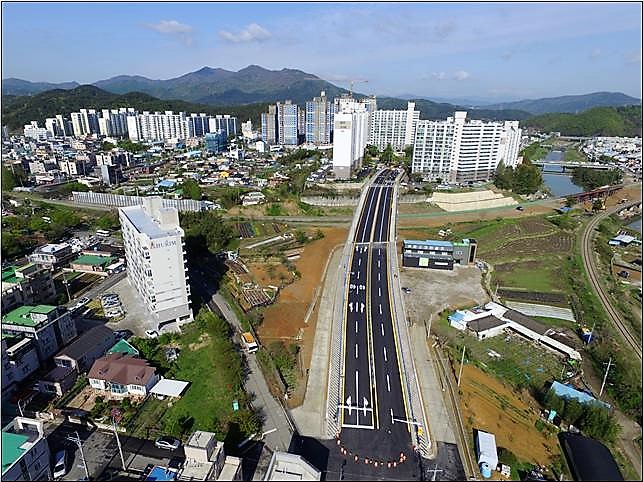 ▲도로와 인접한 아파트 단지들의 모습. (사진제공=뉴시스)