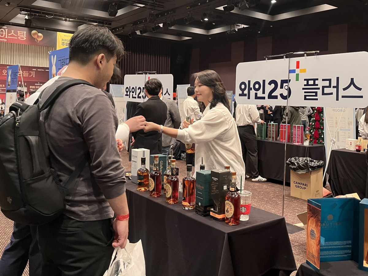 ▲28일 오후 ‘2025 하반기 그랜드 테이스팅’에서 고객들이 다양한 주류를 맛보고 있다. (사진제공=GS리테일)