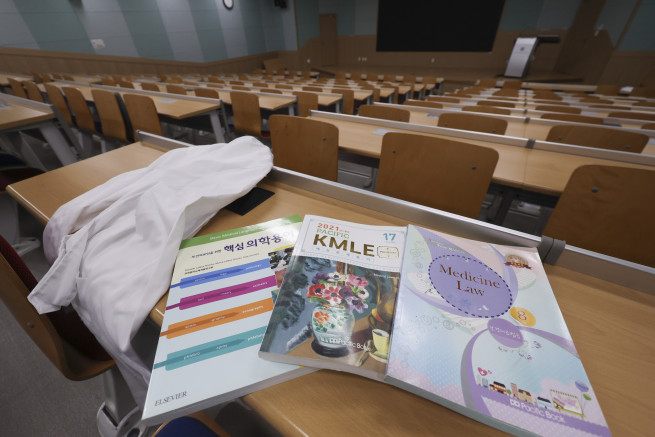 ▲29일 서울 시내의 한 의대 강의실에 의사 국가시험 수험서와 의학 서적이 놓여 있다. (뉴시스)