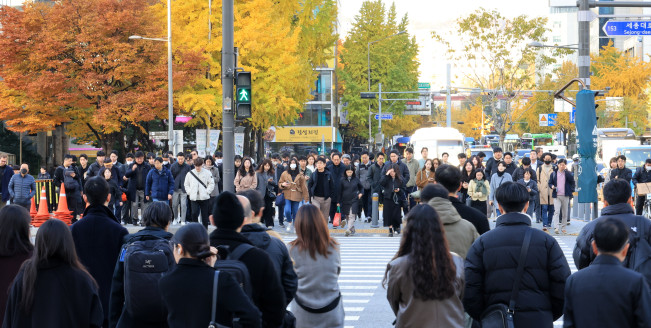 ▲11일 서울 광화문역 주변에서 시민들이 출근 시간 발걸음을 재촉하고 있다. (연합뉴스)