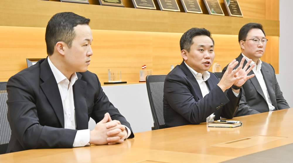 ▲스톤브릿지캐피탈 이한수(가운데) 상무, 전필경(왼쪽) 이사, 이태우 차장이 17일 서울 강남구 스톤브릿지캐피탈에서 이투데이와 인터뷰를 하고 있다. 조현호 기자 hyunho@ (이투데이DB)