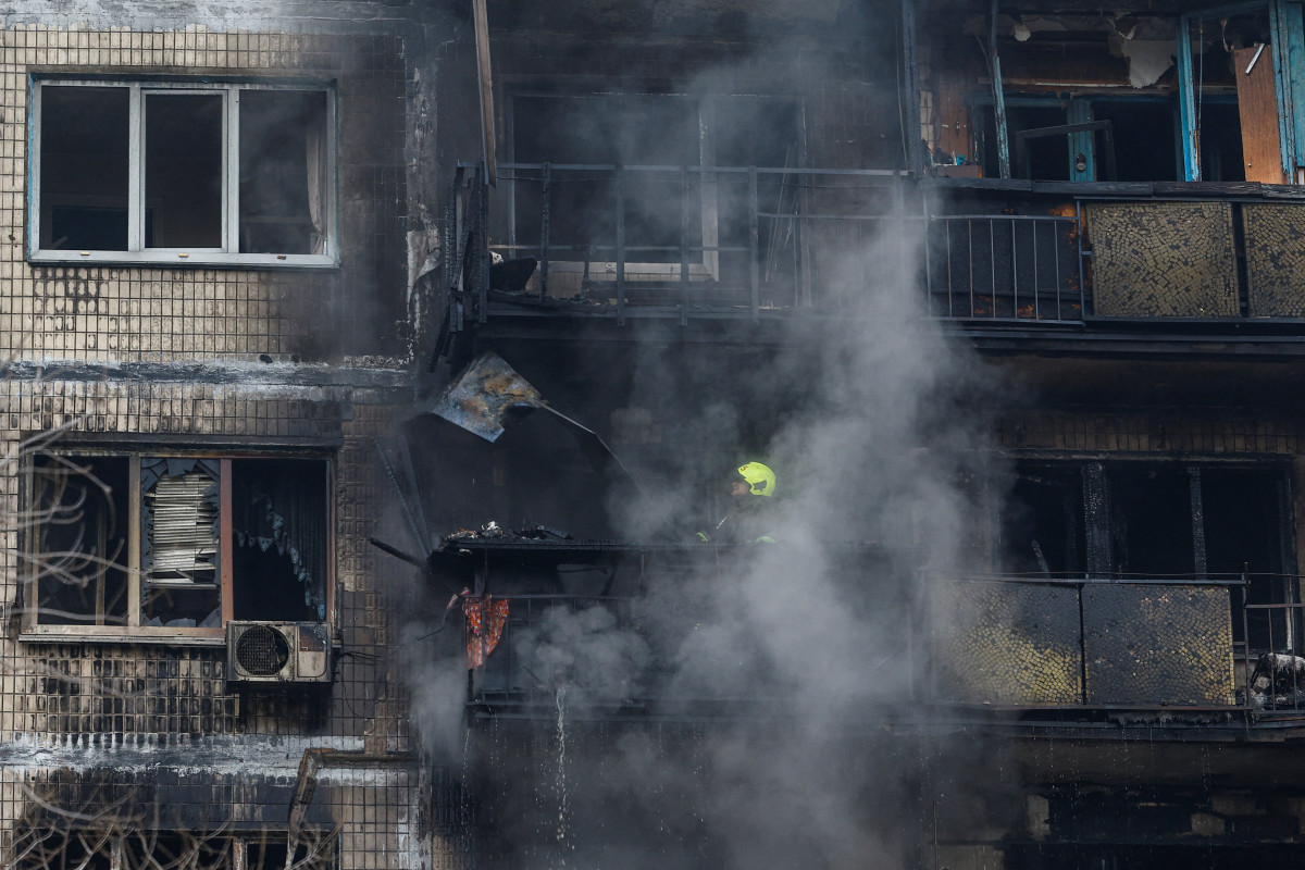 ▲우크라이나 키이우에서 러시아의 우크라이나 공격 중, 러시아 미사일과 드론 공격으로 피해를 입은 아파트 건물 현장에서 소방관이 작업하고 있다. (로이터/연합뉴스)