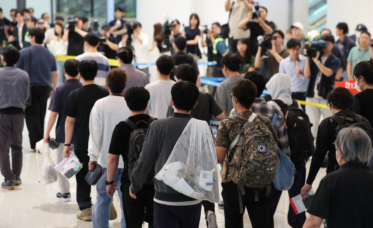 ▲미국 이민당국에 의해 조지아주에 구금됐던 한국인 근로자들이 영종도 인천국제공항 제2여객터미널 입국장을 나서고 있다. (뉴시스)