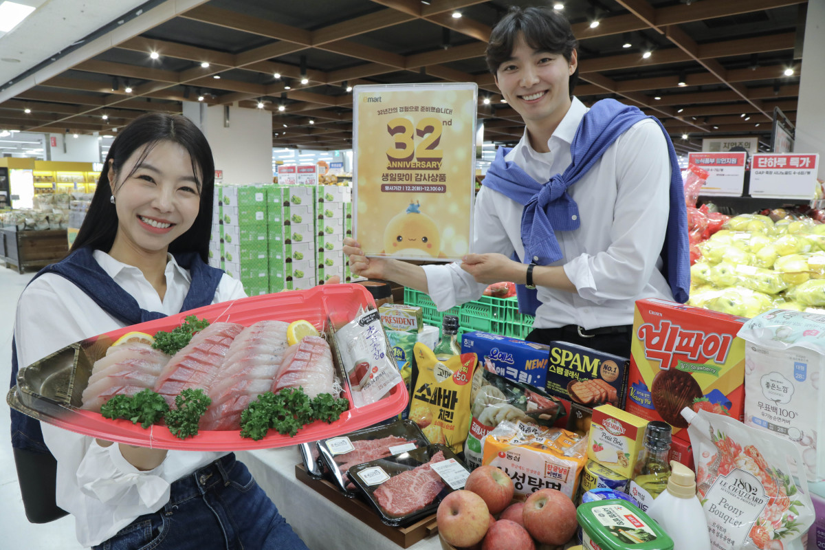 ▲30일 이마트 모델들이 '고래잇페스타' 후반기 행사 대표 할인 상품을 선보이고 있다. (사진제공=이마트)