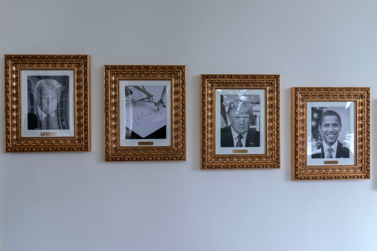 ▲왼쪽부터 도널드 트럼프 미국 대통령과 조 바이든 전 대통령의 오토펜, 그리고 버락 오바마 전 대통령의 사진이 담긴 액자가 9월 27일(현지시간) 백악관에 전시돼 있다. (AP연합뉴스)