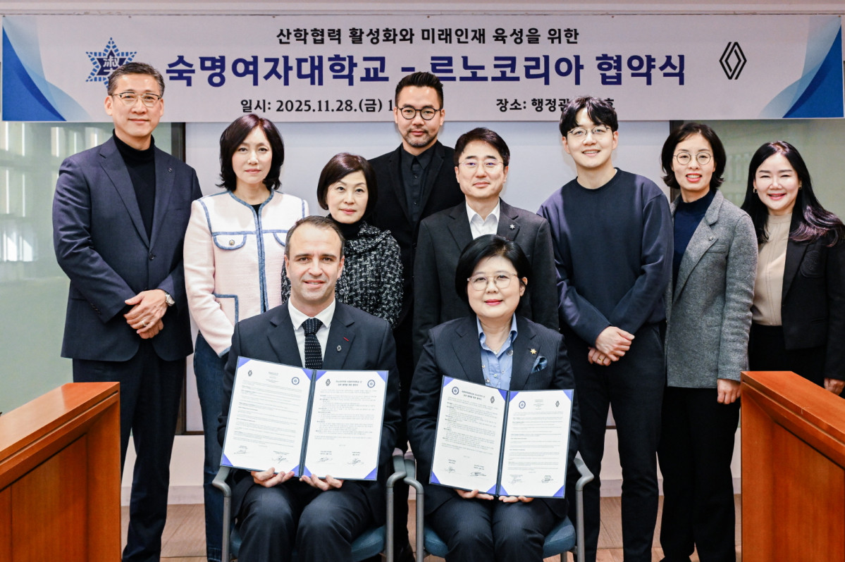 ▲르노코리아-숙명여대 MOU 협약식 단체사진. (왼쪽부터) 르노코리아 최성규 연구소장, 상희정 대내/외전략본부장, 니콜라 파리 사장, 박정완 인사본부장,
숙명여자대학교 이주현 산업디자인과 학과장, 신지영 산학협력단장, 김수영 기계시스템학부 교수, 손서희 대학일자리플러스센터장, 윤경희 경력개발처 특임교수. (사진= 르노코리아)