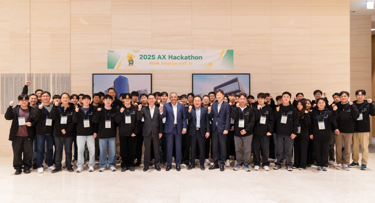 ▲(앞줄 왼쪽에서 8번째) 안와르 알 히즈아지 에쓰오일 최고경영자(CEO)가 사내 AX 해커톤 대회 참가자들과 기념촬영을 하고 있다. (사진= 에쓰오일)