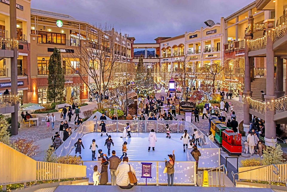 ▲신세계사이먼 파주 프리미엄 아울렛 '매지컬 프로즌 빌리지'의 아이스링크를 즐기는 고객들 (사진제공=신세계사이먼)