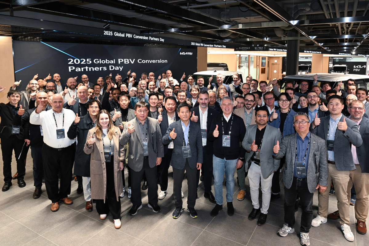 ▲'2025 글로벌 PBV 컨버전 파트너스 데이'에서 기아 PBV비즈니스사업부 김상대 부사장(첫줄 왼쪽에서 3번째)과 글로벌 특장업체 관계자들이 기념 촬영을 하고 있다. (사진= 기아)