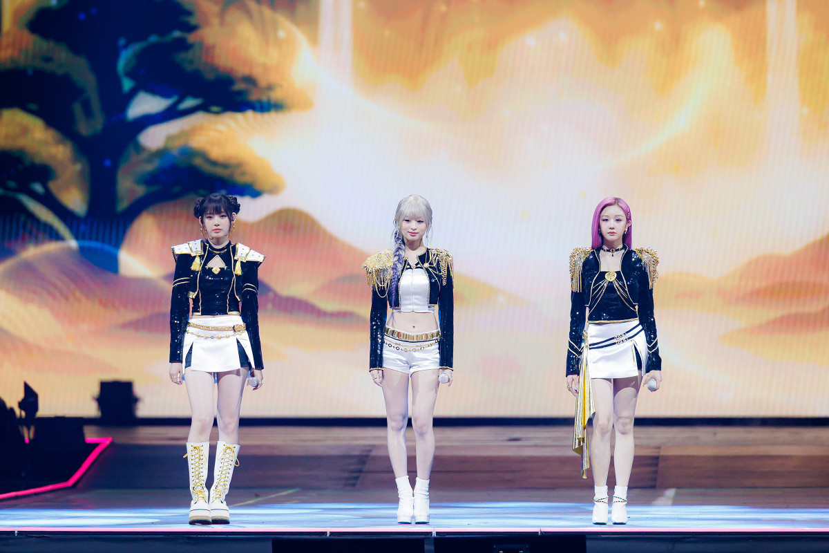 ▲29일(현지시간) 홍콩 카이탁 스타디움에서는 개최된 대중음악 시상식 '2025 마마 어워즈'가 홍콩 대형 화재 참사를 애도하는 분위기 속에 이틀째 공연을 이어갔다. 사진은 '케이팝 데몬 헌터스' 속 헌트릭스 '골든' 무대를 재현한 베이비몬스터 멤버들. (사진 제공=CJ ENM)