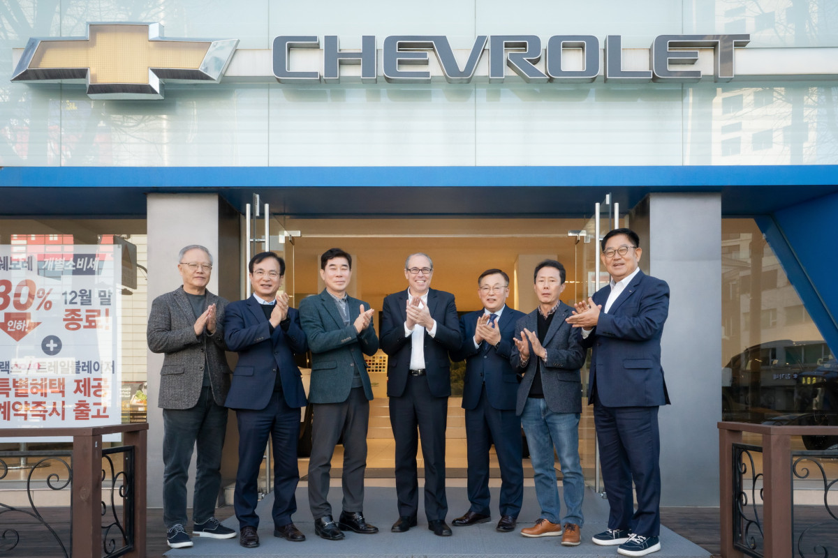 ▲구스타보 콜로시 GM 한국사업장 영업·서비스·마케팅 부문 부사장(중간)이 한국지엠대리점협의회 및 한국지엠 협력 서비스 네트워크 협의회 대표들과 쉐보레 신촌 대리점에서 기념 사진을 촬영하고 있다. (사진= 한국GM)