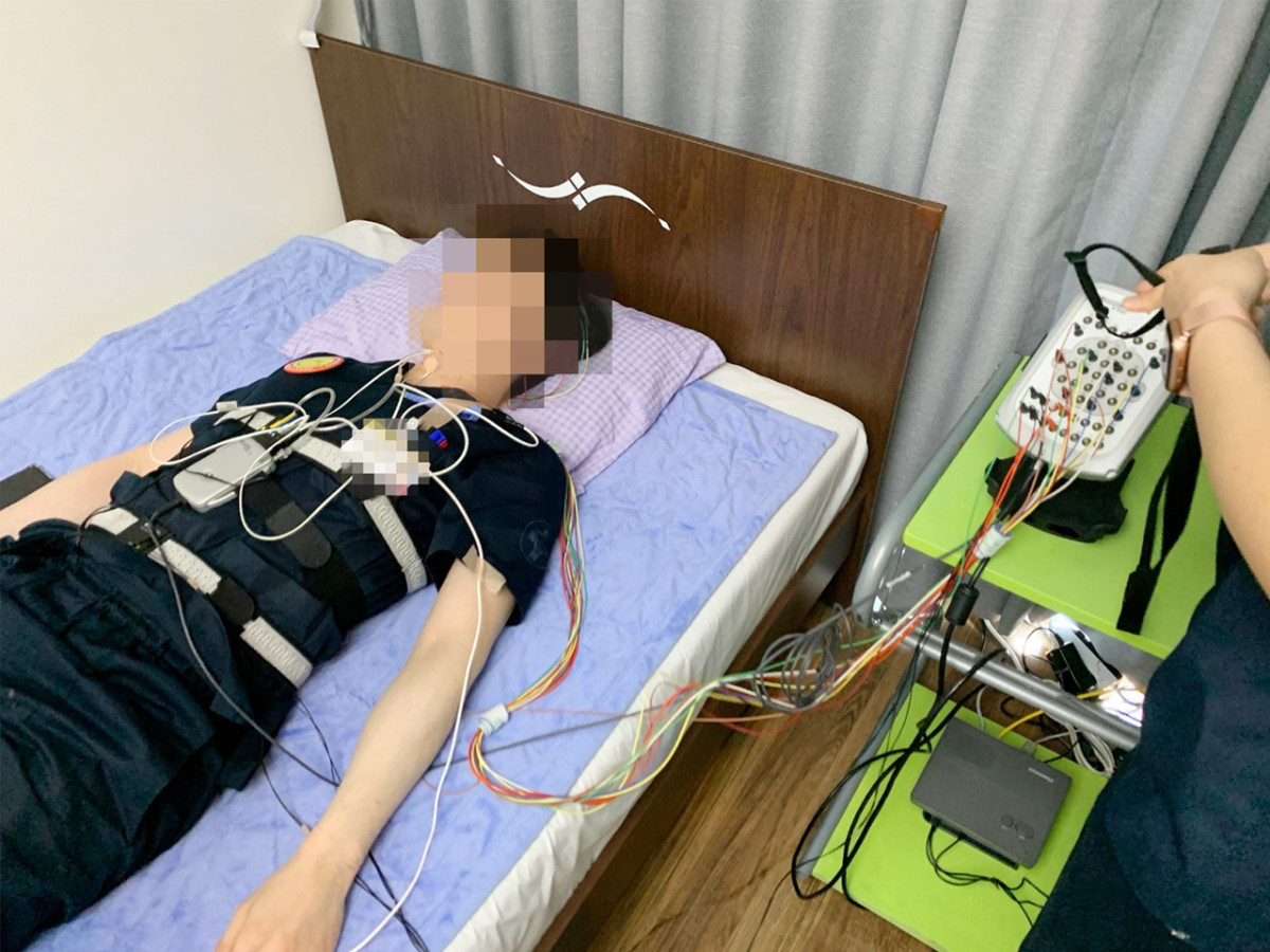 ▲환자가 수면다원평가를 실시받고 있는 사진 (사진출처=온병원)