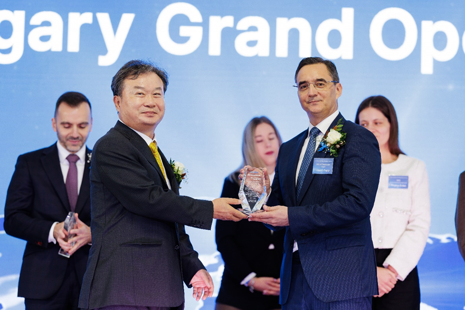 ▲이동채 에코프로 창업주가 28일(현지시간) 헝가리 데브레첸 공장에서 준공을 지원해 준 이스트반 요 헝가리투자청(HIPA)장, 라슬로 파프 헝가리 데브레첸 시장 등 헝가리 정부 관계자들에게 감사패를 전달하고 있다. (사진= 에코프로)