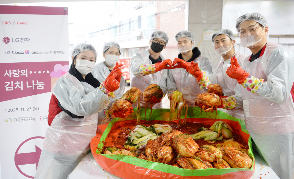 ▲LG전자는 27일 서울시 용산구 구립용산장애인복지관에서 ‘2025 LG전자 임직원 김치톡톡 김장 나눔 봉사활동’을 진행했다. 사진은 LG전자 임직원들로 구성된 ‘라이프스굿 봉사단’이 서울 저소득 장애인 가정 300곳을 위한 김장 김치를 담그는 모습.  (사진제공=LG전자)