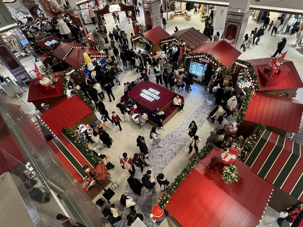 ▲경기 수원시 권선구 '타임빌라스(TIMEVILLAS) 수원'에서 지난 겨울 열린 크리스마스 마켓을 찾은 수많은 방문객들. (사진제공=롯데쇼핑)