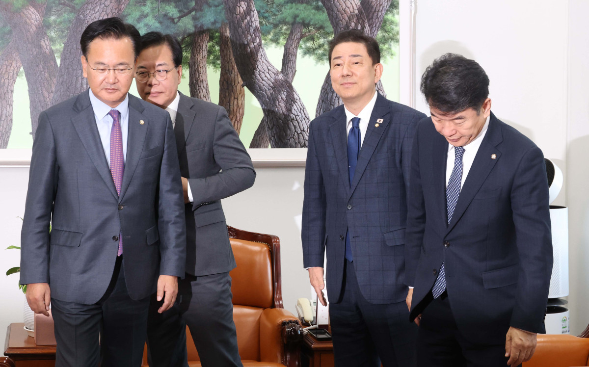 ▲김병기 더불어민주당 원내대표와 송언석 국민의힘 원내대표가 18일 오후 서울 여의도 국회에서 2+2회동에 앞서 악수를 마치고 자리로 향하고 있다. 왼쪽부터 유상범 국민의힘 원내운영수석부대표, 송 원내대표, 김 원내대표, 문진석 민주당 원내운영수석부대표.  2025.11.18.  (뉴시스)