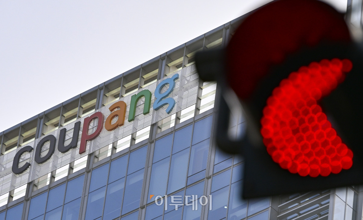 ▲국내 이커머스 시장 1위 업체인 쿠팡에서 3000만건이 넘는 대규모 정보 유출 사고가 발생하면서 소비자들의 불안이 커지고 있다. 30일 유통업계에 따르면 쿠팡은 전날 오후 고객 계정 약 3370만개가 무단으로 노출된 것으로 확인됐다고 공지했다. 쿠팡은 이 사고를 18일 인지하고 20일과 전날 각각 관련 내용을 개인정보보호위원회에 신고했다. 개인정보보호위는 현재 관련 조사를 진행 중이며, 개인정보보호법상 안전조치 의무 위반사항이 확인될 경우 엄정 제재한다는 방침이다. 아울러 과학기술정보통신부는 민관합동조사단을 꾸려 사고 원인을 분석하고 재발 방지 대책을 마련하기로 했다. 이날 서울 송파구 쿠팡 본사 모습. 조현호 기자 hyunho@