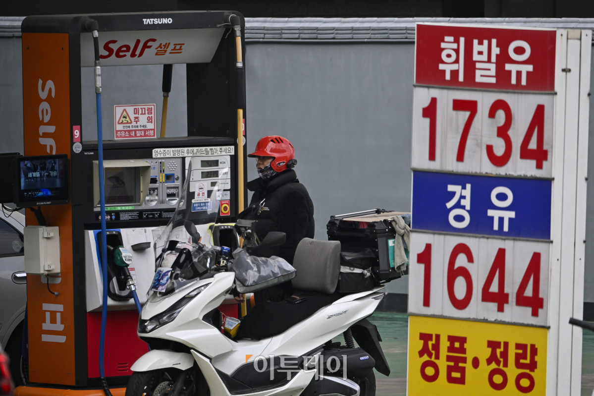 ▲국내 주유소 휘발유와 경유의 주간 평균 가격이 5주 연속 동반 상승했다. 한국석유공사 유가정보시스템 오피넷에 따르면 11월 넷째 주 전국 주유소 휘발유 평균 판매가는 지난주보다 리터당 15.3원 오른 1745.0원, 경유 평균 판매 가격은 전주 대비 23.9원 오른 1660.4원을 기록했다. 30일 서울 시내의 한 주유소에 유가정보가 게시돼 있다. 조현호 기자 hyunho@