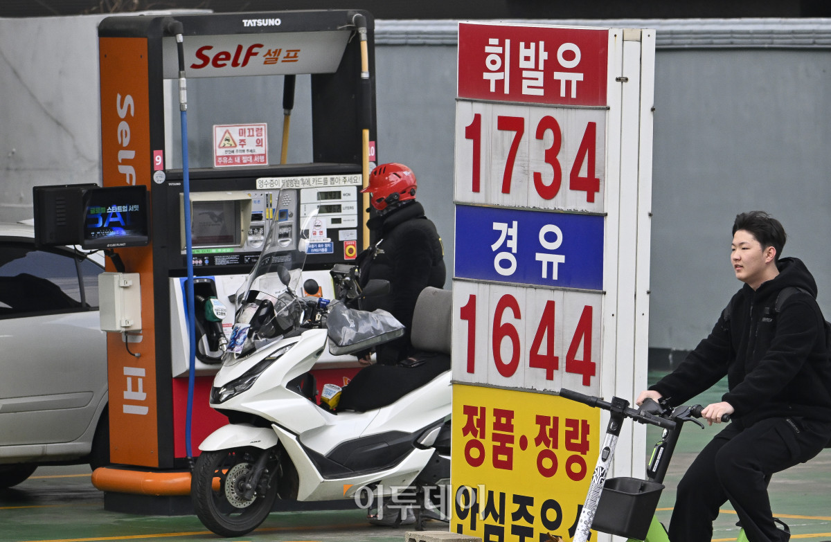 ▲국내 주유소 휘발유와 경유의 주간 평균 가격이 5주 연속 동반 상승했다. 한국석유공사 유가정보시스템 오피넷에 따르면 11월 넷째 주 전국 주유소 휘발유 평균 판매가는 지난주보다 리터당 15.3원 오른 1745.0원, 경유 평균 판매 가격은 전주 대비 23.9원 오른 1660.4원을 기록했다. 30일 서울 시내의 한 주유소에 유가정보가 게시돼 있다. 조현호 기자 hyunho@