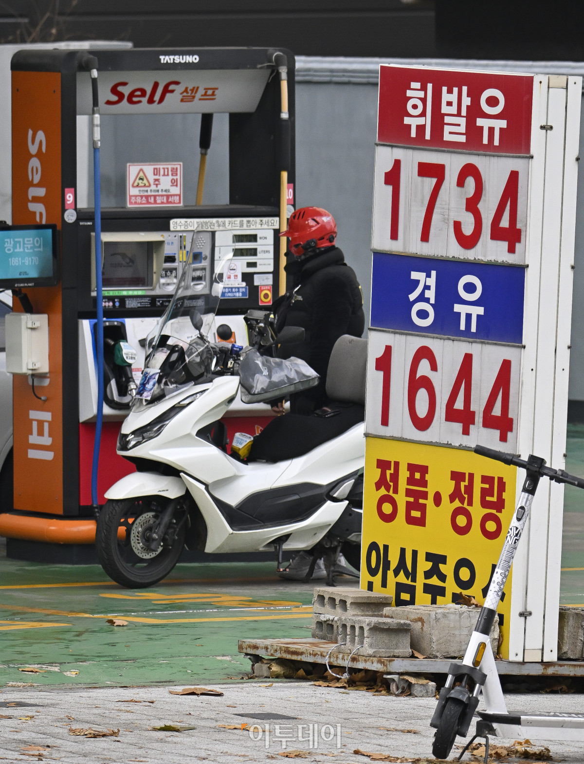 ▲국내 주유소 휘발유와 경유의 주간 평균 가격이 5주 연속 동반 상승했다. 한국석유공사 유가정보시스템 오피넷에 따르면 11월 넷째 주 전국 주유소 휘발유 평균 판매가는 지난주보다 리터당 15.3원 오른 1745.0원, 경유 평균 판매 가격은 전주 대비 23.9원 오른 1660.4원을 기록했다. 30일 서울 시내의 한 주유소에 유가정보가 게시돼 있다. 조현호 기자 hyunho@