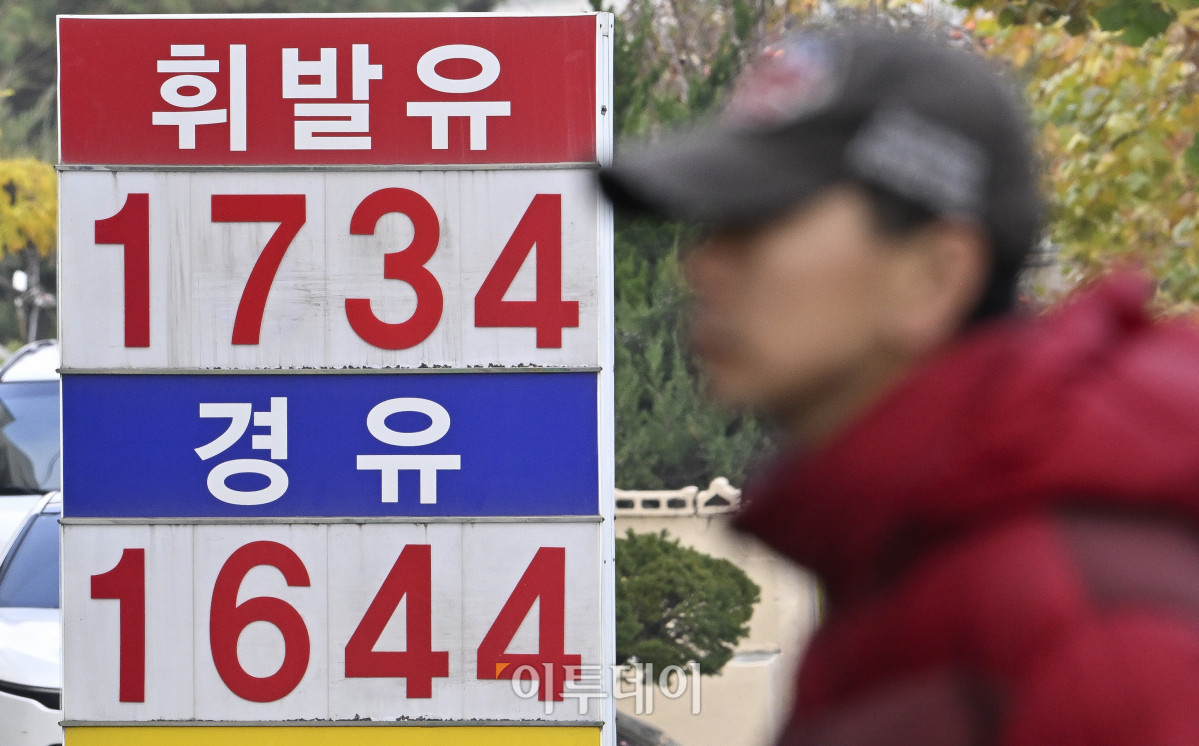 ▲국내 주유소 휘발유와 경유의 주간 평균 가격이 5주 연속 동반 상승했다. 한국석유공사 유가정보시스템 오피넷에 따르면 11월 넷째 주 전국 주유소 휘발유 평균 판매가는 지난주보다 리터당 15.3원 오른 1745.0원, 경유 평균 판매 가격은 전주 대비 23.9원 오른 1660.4원을 기록했다. 30일 서울 시내의 한 주유소에 유가정보가 게시돼 있다. 조현호 기자 hyunho@