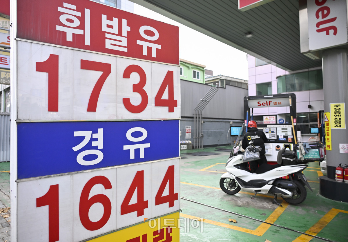 ▲국내 주유소 휘발유와 경유의 주간 평균 가격이 5주 연속 동반 상승했다. 한국석유공사 유가정보시스템 오피넷에 따르면 11월 넷째 주 전국 주유소 휘발유 평균 판매가는 지난주보다 리터당 15.3원 오른 1745.0원, 경유 평균 판매 가격은 전주 대비 23.9원 오른 1660.4원을 기록했다. 30일 서울 시내의 한 주유소에 유가정보가 게시돼 있다. 조현호 기자 hyunho@