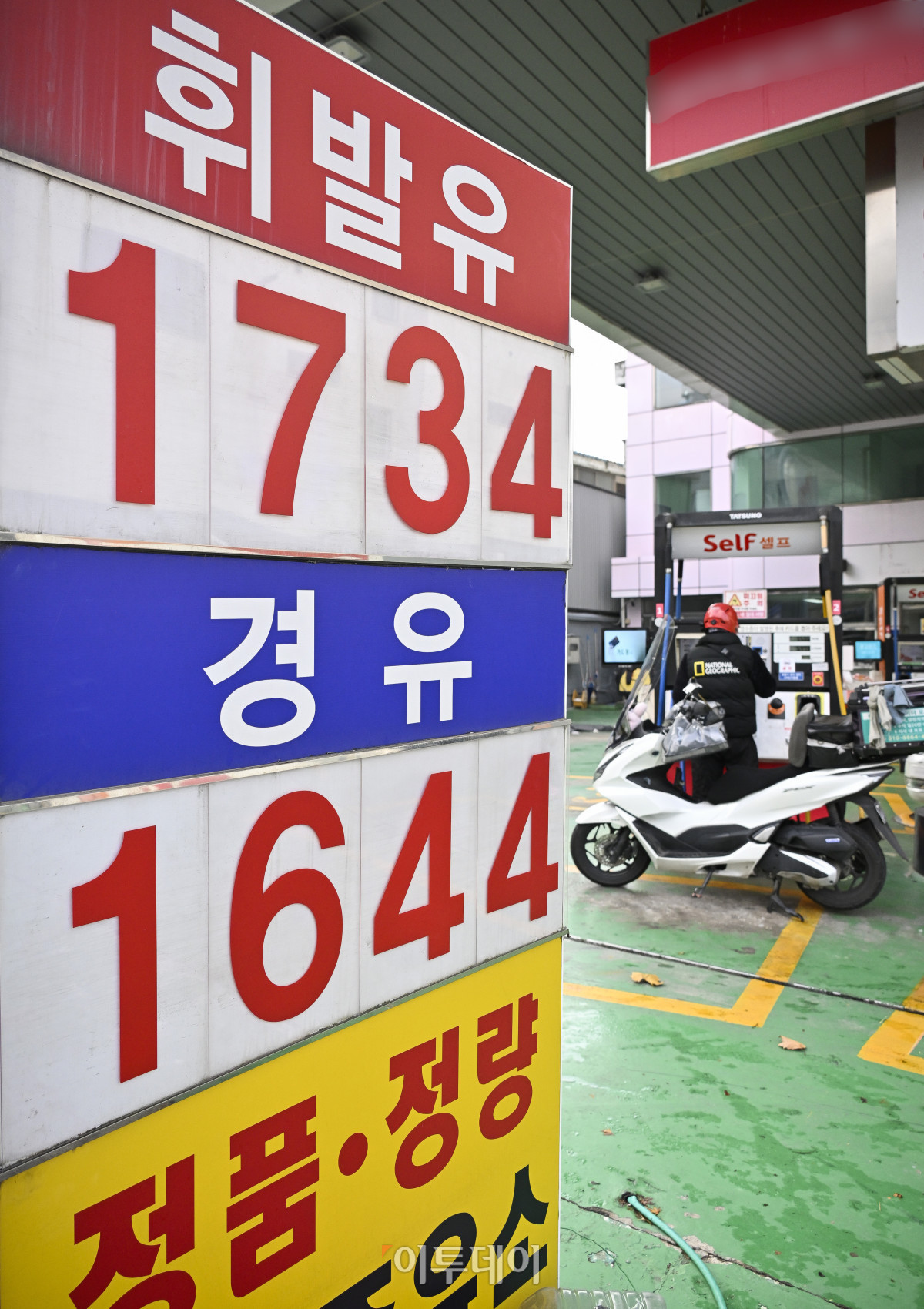 ▲국내 주유소 휘발유와 경유의 주간 평균 가격이 5주 연속 동반 상승했다. 한국석유공사 유가정보시스템 오피넷에 따르면 11월 넷째 주 전국 주유소 휘발유 평균 판매가는 지난주보다 리터당 15.3원 오른 1745.0원, 경유 평균 판매 가격은 전주 대비 23.9원 오른 1660.4원을 기록했다. 30일 서울 시내의 한 주유소에 유가정보가 게시돼 있다. 조현호 기자 hyunho@