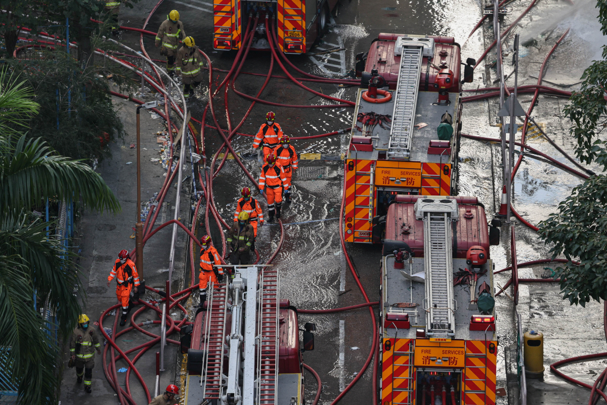 ▲29일 홍콩 타이포에서 발생한 화재 이후 소방관들이 피해 현장을 걷고 있다. 홍콩/로이터연합뉴스