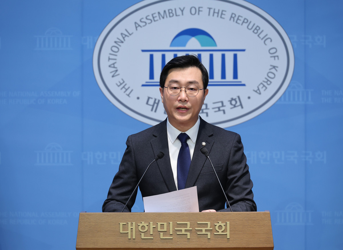 ▲장경태 더불어민주당 의원이 30일 서울 여의도 국회 소통관에서 자신의 성추행 의혹 보도 등과 관련해 입장을 밝히는 기자회견을 하고 있다. (연합뉴스)