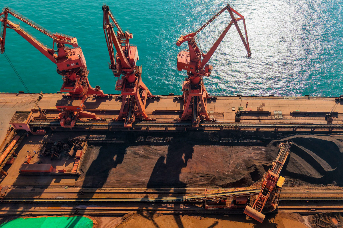 ▲중국 동부 산둥성 칭다오 항구에 있는 철광석 부두 조감도가 보인다. 칭다오(중국)/AFP연합뉴스