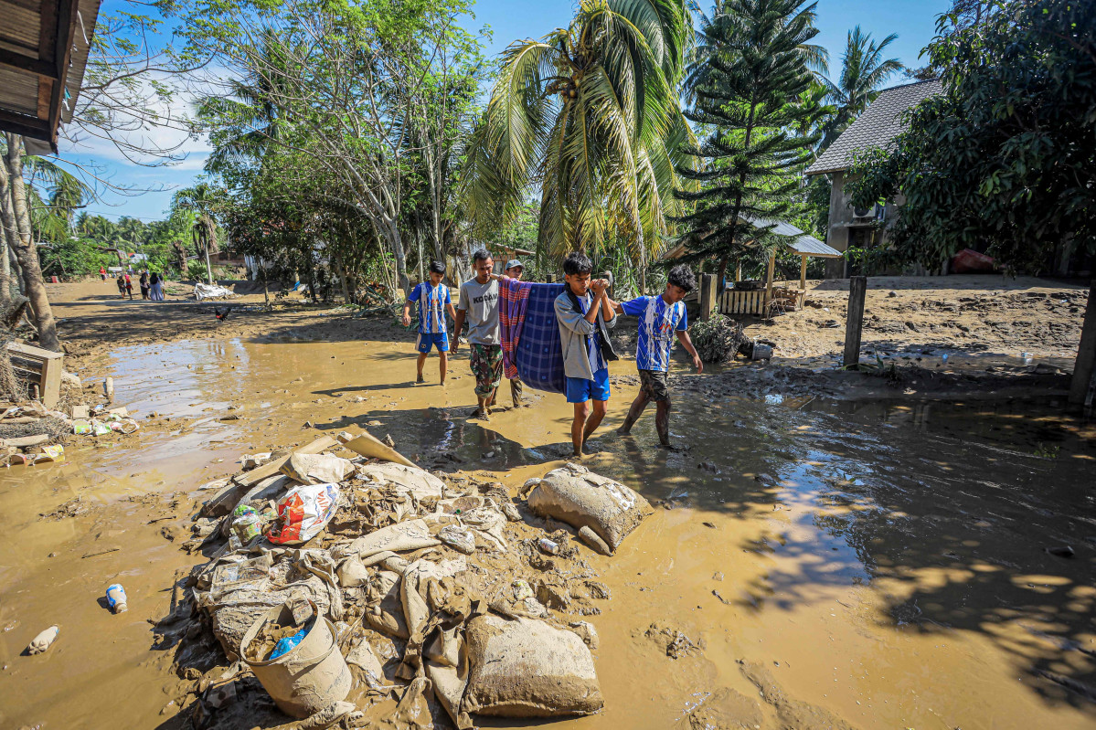 ▲인도네시아 수마트라섬에 갑작스레 발생한 홍수와 산사태 이후 주민들이 11월 29일(현지시간) 다친 이들을 병원으로 이송하고 있다. (수마트라(인도네시아)/AFP연합뉴스)