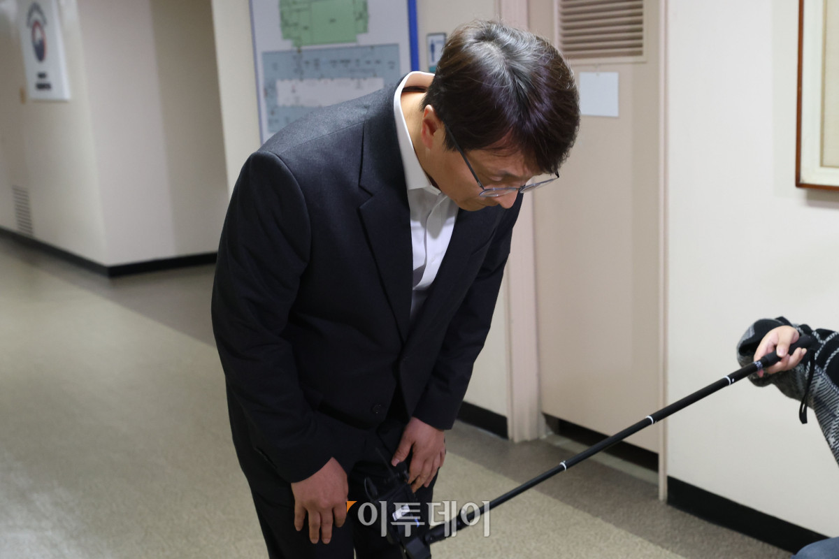 ▲박대준 쿠팡 대표가 30일 서울 종로구 정부서울청사에서 열린 쿠팡 관련 긴급 관계부처 장관회의에 참석하며 사과 의사를 표명하고 있다. 조현호 기자 hyunho@