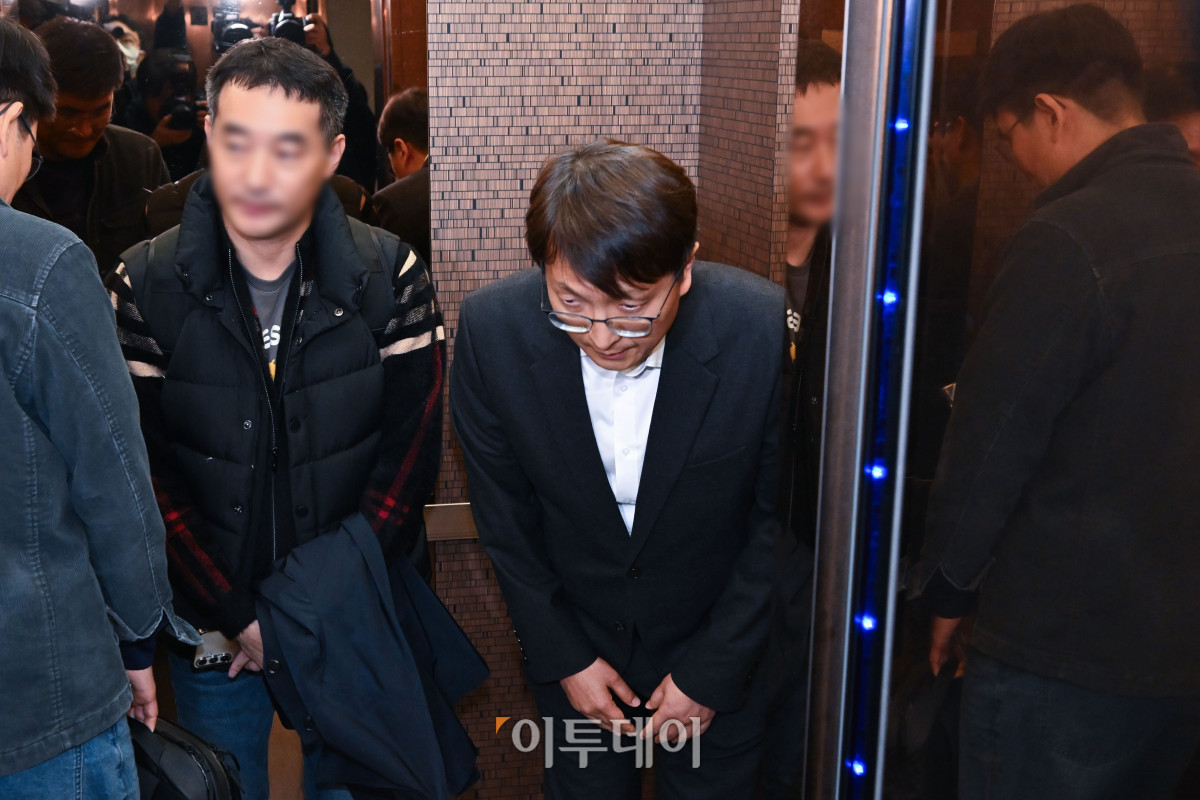 ▲박대준 쿠팡 대표가 30일 서울 종로구 정부서울청사에서 열린 쿠팡 관련 긴급 관계부처 장관회의에 참석 후 고개숙여 사과하고 있다. 조현호 기자 hyunho@