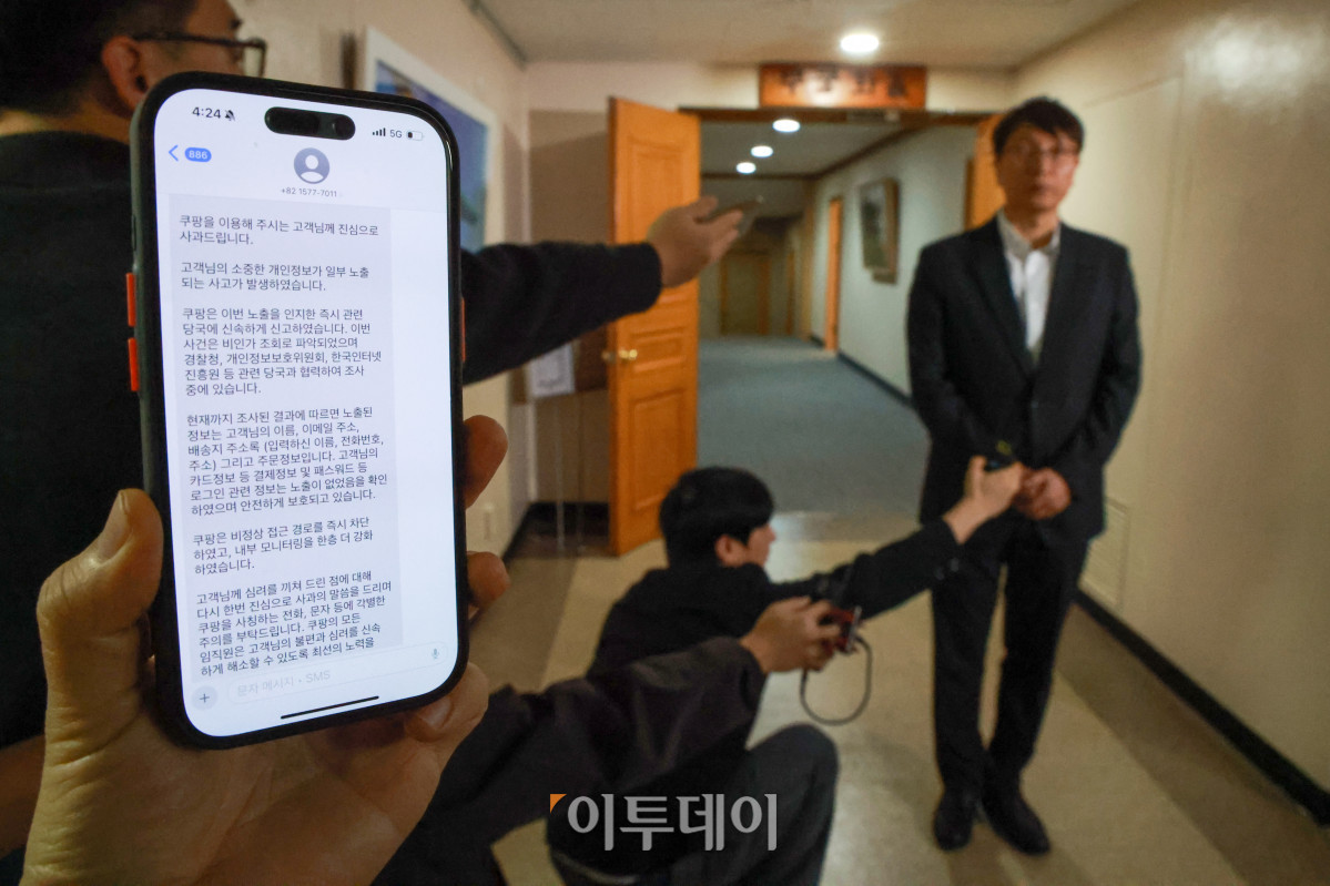 ▲박대준 쿠팡 대표가 30일 서울 종로구 정부서울청사에서 열린 쿠팡 관련 긴급 관계부처 장관회의에 참석 후 고개숙여 사과하고 있다. (사진=조현호 기자 hyunho@)