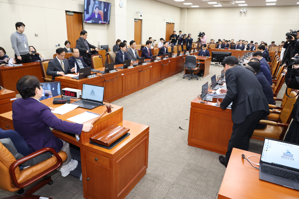 ▲임이자 국회 기획재정위원회 위원장이 30일 서울 여의도 국회에서 열린 기획재정위원회 전체회의에서 의사봉을 두드리고 있다. 2025.11.30. (뉴시스)