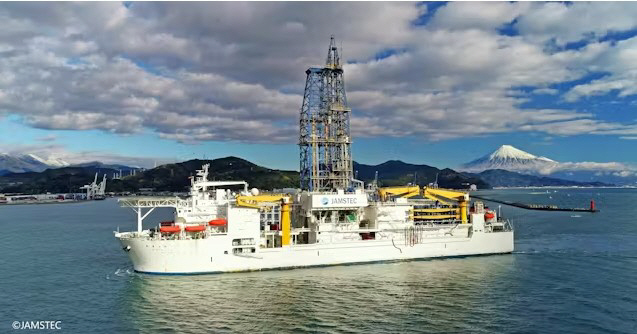 ▲세계 최초로 5500m 해저 희토류 시추에 나설 일본 심해탐사선 치큐호. (뉴시스)