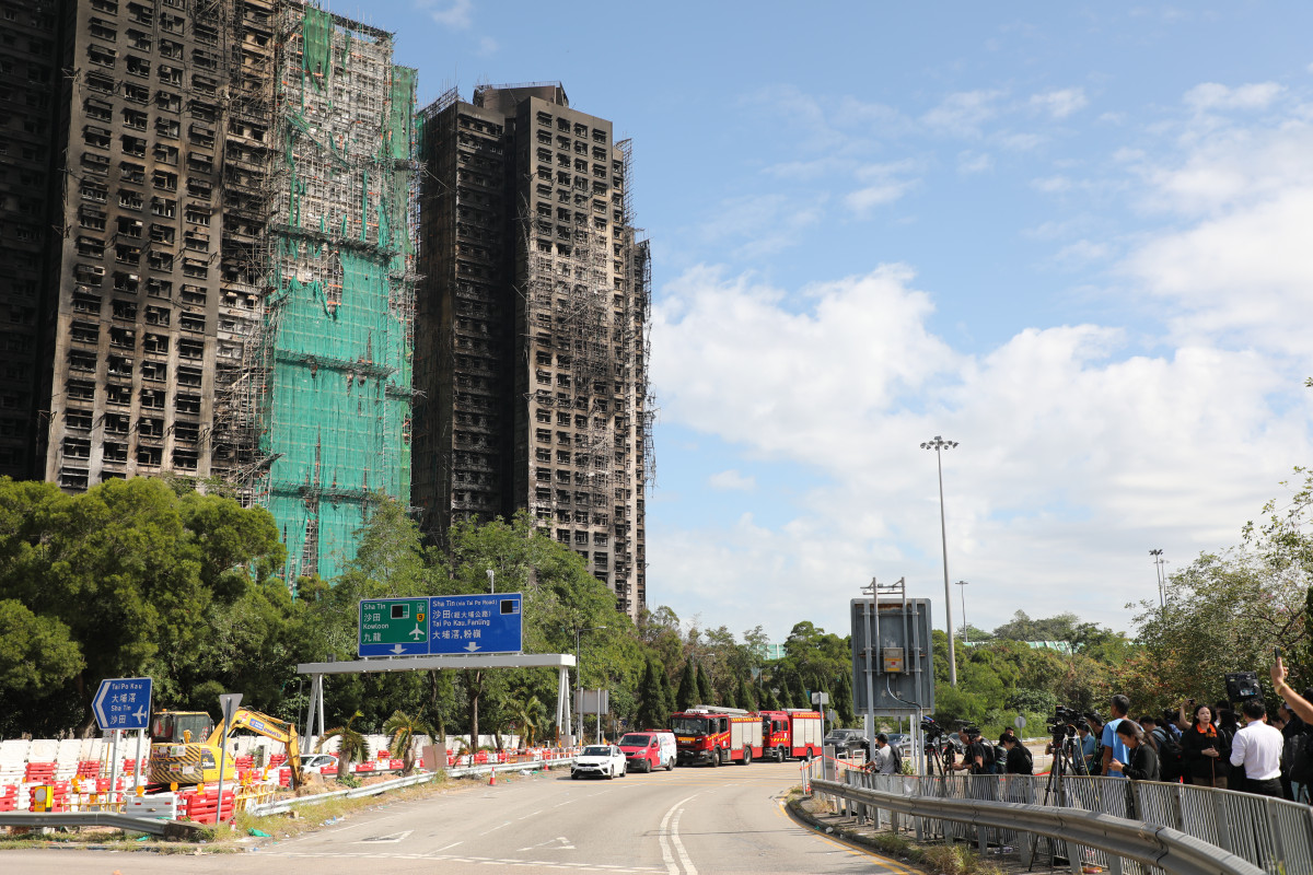 ▲29일(현지시간) 대형 화재가 발생한 홍콩 북부 타이포 아파트 단지 '웡 푹 코트' 앞에서 취재진과 주민들이 참사 현장을 바라보고 있다. (연합뉴스)