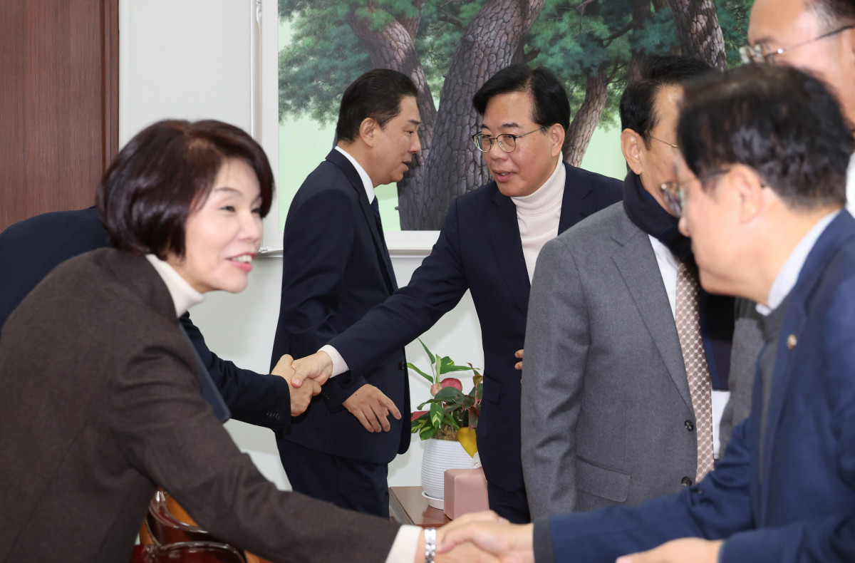 ▲더불어민주당 김병기 원내대표와 국민의힘 송언석 원내대표 등 의원들이 30일 서울 여의도 국회에서 회동하고 있다.  (연합뉴스)