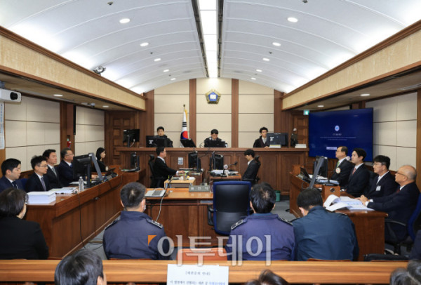 ▲불법 정치자금 수수혐의로 구속기소된 권성동 국회의원이 3일 오전 서울 서초구 서울중앙지법에서 열린 첫 공판에 출석해 피의자석에 앉아 재판을 기다리고 있다. 2025.11.03 사진공동취재단