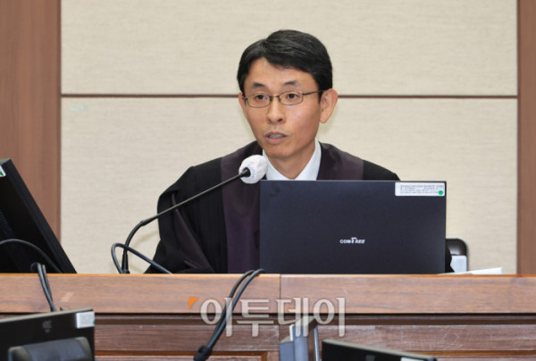 ▲서울중앙지법 형사합의27부 우인성 부장판사가 3일 오전 서울 서초구 서울중앙지법에서 열린 권성동 국회의원의 정치자금 수수 혐의 첫 공판에서 법정 내부 촬영 관련 유의사항을 고지하고 있다. 2025.11.03 사진공동취재단