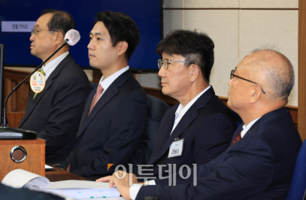 ▲불법 정치자금 수수혐의로 구속기소된 권성동 국회의원이 3일 오전 서울 서초구 서울중앙지법에서 열린 첫 공판에 출석해 피의자석에서 재판을 기다리고 있다. 2025.11.03 사진공동취재단