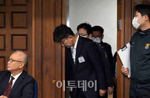 ▲권성동 국민의힘 의원이 3일 서울 서초동 서울중앙지법에서 통일교로부터 불법 정치자금을 수수한 혐의 사건 1차 공판에 출석해 재판부에 인사하고 있다.