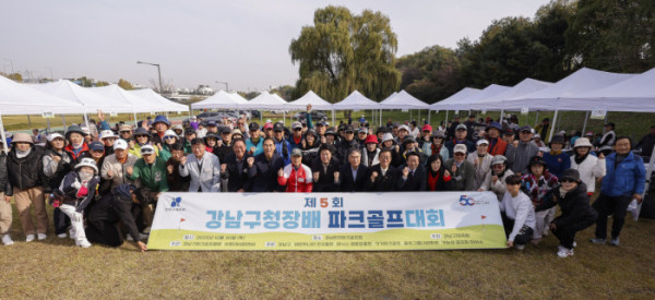 ▲강남구청장배 파크골프대회에서 선수들과 기념 촬영하는 장면(사진=이투데이 조현호 기자 hyunho@)