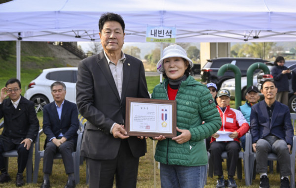 ▲허난숙(오른쪽) 강남구파크골프협회 클럽장이 이호귀 강남구의회 의장에게 감사장를 받은 후 기념촬영을 하고 있다.(사진=이투데이 조현호 기자 hyunho@)