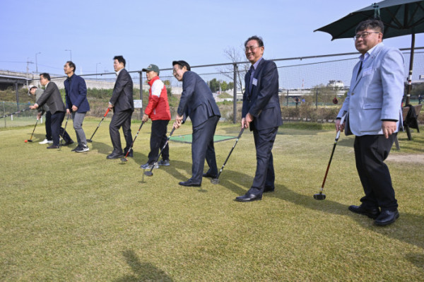 ▲이종재(오른쪽 두 번째) 이투데이그룹 부회장과 신동민(오른쪽) 이투데이피엔씨 대표 등 참석자들이 시타를 하고 있다. (사진=이투데이 조현호 기자 hyunho@)