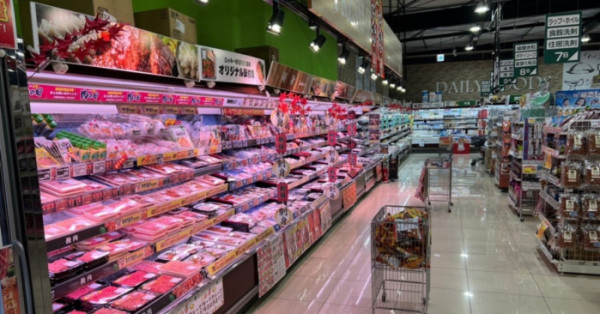 ▲매장 내 진열대가 한눈에 들어오는 전경. 천장에는 무선 인식 센서가 설치돼 있다.(LIFE 제공)