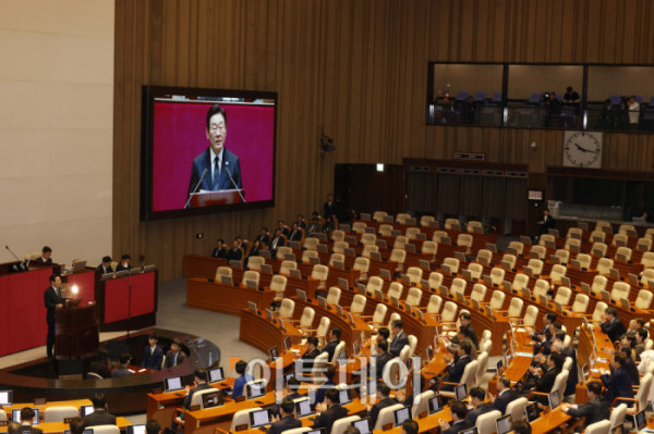 ▲이재명 대통령이 4일 서울 여의도 국회 본회의에서 내년도 정부 예산안에 대한 시정연설하고 있다. 더불어민주당 의원들은 박수를 치며 이 대통령 연설에 화답하고 국민의힘 의원들은 불참했다. 고이란 기자 photoeran@